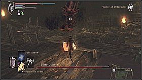 Po wejściu na arenę możemy rozpocząć ostrzeliwanie wroga - demon nie będzie w stanie bardzo nam zaszkodzić, o ile mamy dużo ziół - Demons Souls: Dirty Colossus - solucja, opis przejścia - Demons Souls - poradnik do gry