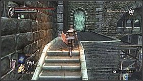 W górnym pomieszczeniu jest kupiec i wyjście na zewnątrz - po prawej znajdziemy Great Sword - Demons Souls: Tower Knight Archstone (1) - solucja, opis przejścia - Demons Souls - poradnik do gry