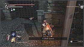 Przed nią stoi Fat Official - zabijamy go i zabieramy jego rzeczy (w tym czapkę - Demons Souls: Tower Knight Archstone (2) - solucja, opis przejścia - Demons Souls - poradnik do gry