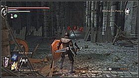 Żeby dostać się do trzeciego wroga obchodzimy kolumnę po lewej - Demons Souls: Penetrator Archstone (+ Blue Dragon) (1) - solucja - Demons Souls - poradnik do gry