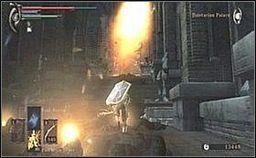 W drugim przypadku przedostajemy się na prawą stronę schodów i stajemy PRZED trzecią kolumną (nie obok niej) - Demons Souls: Penetrator Archstone (+ Blue Dragon) (2) - solucja - Demons Souls - poradnik do gry