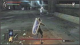 Wbiegamy na górną część areny i jeśli decydujemy się walczyć łukiem trzymamy wroga na dystans, atakując z odległości - Demons Souls: False King - solucja, opis przejścia - Demons Souls - poradnik do gry