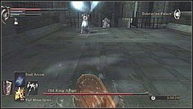 Walcząc bronią białą skupiamy się na utrzymywaniu dużej odległości od bossa - atakujemy go tylko po tym jak uskoczymy przed jego szarżą - Demons Souls: False King - solucja, opis przejścia - Demons Souls - poradnik do gry