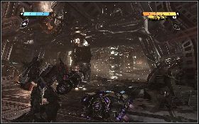 W lewej odnodze korytarza znajdziesz z kolei skrzynię z amunicją [1] - - Część 1 - Ciemny Energon (1) - Opis przejścia - Transformers: Wojna o Cybertron - poradnik do gry