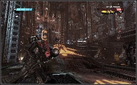 Podczas pojedynku uważaj również na wrogie roboty stojące na okolicznych podwyższeniach [1] - - Część 1 - Ciemny Energon (1) - Opis przejścia - Transformers: Wojna o Cybertron - poradnik do gry