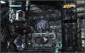 Po uporaniu się z wrogami idź przed siebie, aż dotrzesz do drzwi [1], które otwórz przy pomocy panelu - - Część 1 - Ciemny Energon (2) - Opis przejścia - Transformers: Wojna o Cybertron - poradnik do gry