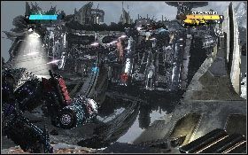 Przeskakuj na kolejne fragmenty zniszczonej konstrukcji [1], eliminując po drodze napotkanych rywali [2] - - Część 1 - Ciemny Energon (4) - Opis przejścia - Transformers: Wojna o Cybertron - poradnik do gry