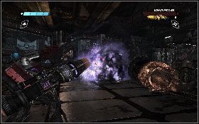 Po uporaniu się z nimi strzel w czerwony punkt, który pojawi się na generatorze na środku lokacji [1] - - Część 1 - Ciemny Energon (4) - Opis przejścia - Transformers: Wojna o Cybertron - poradnik do gry