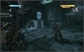 Identycznie postąp z drugą [1], po czym udaj się do drzwi z głową Transformera i otwórz je przy pomocy panelu z lewej [2] - - Część 3 - Zniszczenie Iacon (2) - Opis przejścia - Transformers: Wojna o Cybertron - poradnik do gry