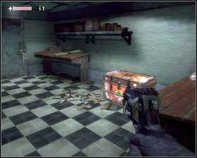 Udajemy się teraz korytarzem prosto, mijamy prowadzące na górę schody i skręcamy w prawo - - Dzielnica Robotnicza (4) | Opis przejścia Singularity - Singularity - poradnik do gry