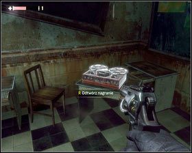 Schody zaprowadzą nas do pomieszczenia z tablicami na ścianach i chaotycznie porozstawianymi biurkami - - Dzielnica Robotnicza (4) | Opis przejścia Singularity - Singularity - poradnik do gry