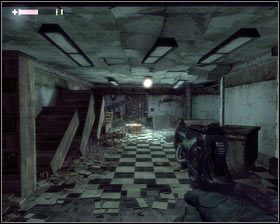 Idziemy do końca korytarza, wysłuchujemy leżący na ziemi magnetofon [1], a następnie wracamy kilka kroków do mijanego wcześniej pomieszczenia [2] - - Dzielnica Robotnicza (4) | Opis przejścia Singularity - Singularity - poradnik do gry