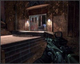 Pierwsze E99 leży na kamiennych stopniach, a drugie odkryjemy w skrzyni u góry [1] - - Dzielnica Robotnicza (5) | Opis przejścia Singularity - Singularity - poradnik do gry