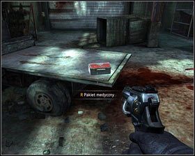 Po przeciwnej stronie sali zobaczymy dziwnego stwora, przechadzającego się tam i z powrotem z wzrokiem cały czas wpatrzonym w naszą postać [1] - - Dzielnica Robotnicza (8) | Opis przejścia Singularity - Singularity - poradnik do gry