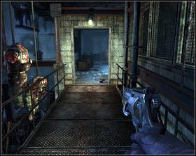 Warto również otworzyć kufer pod schodami [1] - - Dzielnica Robotnicza (8) | Opis przejścia Singularity - Singularity - poradnik do gry