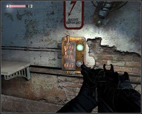 Po drugiej stronie pokoju czytamy kolejną notatkę , podnosimy baterie E99 oraz pakiet medyczny [1], a następnie używamy wajchy, która otworzy pobliskie wrota [2] - - Dzielnica Robotnicza (10) | Opis przejścia Singularity - Singularity - poradnik do gry