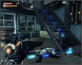 W pomieszczeniu, do którego się przeniesiemy, podnosimy leżące na stołach amunicję oraz pakiet medyczny [1], a następnie ruszamy dalej po błękitnych śladach na górę [2] - - Ośrodek badawczy 1950 (1) | Opis przejścia Singularity - Singularity - poradnik do gry