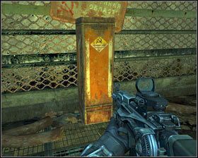 Zebrawszy je, wchodzimy do pobliskiego budynku [1] - - Magazyny (1) | Opis przejścia Singularity - Singularity - poradnik do gry