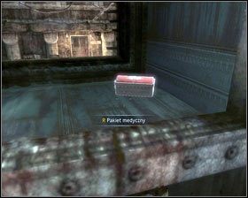 Kilka kroków dalej wyjdziemy przez mały otwór [1] na bardziej otwartą przestrzeń, podnosząc po drodze pakiet medyczny [2] - - Magazyny (2) | Opis przejścia Singularity - Singularity - poradnik do gry