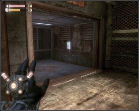 Tuż przed zakrętem w prawo, obchodzimy stojącą obok stertę drewnianych palet - - Magazyny (2) | Opis przejścia Singularity - Singularity - poradnik do gry