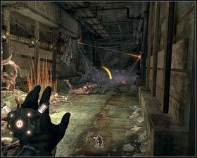 Po dotarciu do zakrętu odwracamy się w prawo, gdzie znajdziemy kolejne dwa zbiorniki E99 [1] - - Tunele (1) | Opis przejścia Singularity - Singularity - poradnik do gry