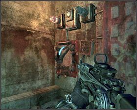 Tuż przed pierwszym zakrętem zobaczymy potężną roślinę, owiniętą wokół czerwonej skrzyni [1] - - Tunele (2) | Opis przejścia Singularity - Singularity - poradnik do gry