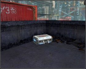 Na koniec niszczymy kłódkę na suficie [1] i wchodzimy do góry po technologię broni [2] - - Doki centralne (2) | Opis przejścia Singularity - Singularity - poradnik do gry