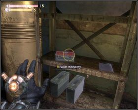 Dalsza droga jest zablokowana, więc odwracamy się i ruszamy w przeciwną stronę - - Doki centralne (2) | Opis przejścia Singularity - Singularity - poradnik do gry