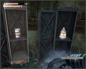 Zebrawszy wszystko, opuszczamy pomieszczenie, a następnie przeszukujemy stojące obok szafki [1], w których znajdziemy kolejne zbiorniki potężnego pierwiastka [2] - - Kompleks przetwórczy (3) | Opis przejścia Singularity - Singularity - poradnik do gry