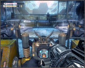 Po przeszukaniu, stojącej na końcu korytarza skrzyni [1], podchodzimy do urządzenia na środku i ładujemy bombę E99 [2] - - Strażnica (3) | Opis przejścia Singularity - Singularity - poradnik do gry