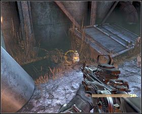 Gdy winda się zatrzyma, podnosimy leżące niedaleko pojemniki E99 [1] [2] i ruszamy za Borisowem - - Laboratoria osobliwości (1) | Opis przejścia Singularity - Singularity - poradnik do gry