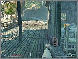 Pierwszy laptop (1) znajduje się w chatce, na werandzie, której jest stanowisko z worków z piaskiem z zamontowanym na nim wielkokalibrowym karabinem maszynowym - - Misja 2 - Nie zostawiamy nikogo | Informacje wywiadowcze Sniper Ghost Warrior - Sniper: Ghost Warrior - poradnik do gry