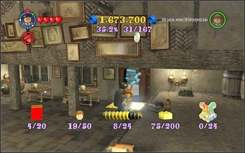 Drzwi wyjściowe prowadzą do Hogwartu - przenosisz się do zamku, gdzie możesz dowolnie przechadzać się po pomieszczeniach, bądź udać się w wyznaczone miejsce celem wykonania misji z linii fabularnej - Dziurawy Kocioł i Ulica Pokątna | Podstawy LEGO Harry Potter Lata 1-4 - LEGO Harry Potter Lata 1-4 - poradnik do gry