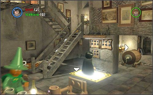 Przy tablicy masz możliwość ponownego rozgrywania etapów - także w trybie dowolnej rozgrywki, gdzie możesz zadecydować którymi bohaterami chcesz grać - Dziurawy Kocioł i Ulica Pokątna | Podstawy LEGO Harry Potter Lata 1-4 - LEGO Harry Potter Lata 1-4 - poradnik do gry