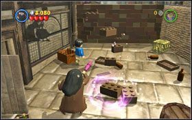 Przełącz się z powrotem na Harrego , wyjdź po schodkach na balkonik i zabierz leżącą tam klamkę #1 - Początek magii | Opis przejścia - Rok 1 | LEGO Harry Potter Lata 1-4 - LEGO Harry Potter Lata 1-4 - poradnik do gry