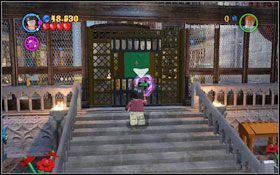 Brakujące dwa kawałki znajdziesz tuż przy drzwiczkach - użyj na nich (WL ) i nakieruj w odpowiednie miejsce (tak aby pasowały kolory) #1 - Dział Ksiąg Zakazanych | Opis przejścia - Rok 1 | LEGO Harry Potter Lata 1-4 - LEGO Harry Potter Lata 1-4 - poradnik do gry