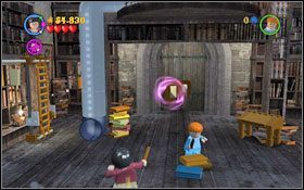 Przesuń książki używając magii leżące przy wejściu do rury, po czym przełącz się na Rona i użyj Parszywka by dostać się na górę - Dział Ksiąg Zakazanych | Opis przejścia - Rok 1 | LEGO Harry Potter Lata 1-4 - LEGO Harry Potter Lata 1-4 - poradnik do gry