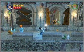 Zniszcz wszystkie cztery posągi przy fontannie po prawej, zmontuj pokrętło (WL ), którym napełnisz fontannę - po chwili wyrosną rośliny tworzące trampolinę - wskocz na górę #1 - Koniec psot | Opis przejścia - Rok 3 | LEGO Harry Potter Lata 1-4 - LEGO Harry Potter Lata 1-4 - poradnik do gry