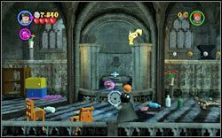 Slytherin (zielony): Mniej więcej w połowie drogi, gdy dotrzesz do fontanny, wrzuć (WL ) trzy kawałki kurczaka do fontanny - Wyjście z lochu | Bonusy - Rok 1 | LEGO Harry Potter Lata 1-4 - LEGO Harry Potter Lata 1-4 - poradnik do gry