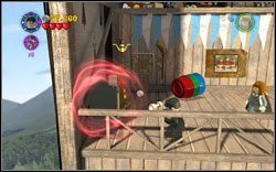 Marcus Flint: Tuż po utworzeniu schodów z klocków, po lewej stronie znajdziesz szafkę, na której możesz użyć (DM ) - Pechowa miotła | Bonusy - Rok 1 | LEGO Harry Potter Lata 1-4 - LEGO Harry Potter Lata 1-4 - poradnik do gry