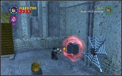 Neville (piżama): W ostatnim pomieszczeniu użyj (DM ) na gablocie po prawej - Dział Ksiąg zakazanych | Bonusy - Rok 1 | LEGO Harry Potter Lata 1-4 - LEGO Harry Potter Lata 1-4 - poradnik do gry