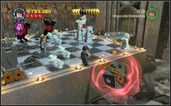 Hufflepuff (żółty): a szachownicy, po stronie bliżej ekranu, znajdziesz zniszczoną wieżę - użyj na niej zaklęcia (DM ) - Oblicze wroga | Bonusy - Rok 1 | LEGO Harry Potter Lata 1-4 - LEGO Harry Potter Lata 1-4 - poradnik do gry