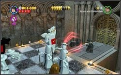 Ron (kardigan): Na szachownicy, blisko wyjścia, zajdziesz pionka, na którym możesz użyć (DM ) - Oblicze wroga | Bonusy - Rok 1 | LEGO Harry Potter Lata 1-4 - LEGO Harry Potter Lata 1-4 - poradnik do gry