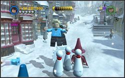 Gryffindor (czerwony): Po roztopieniu dużego bałwana, po lewej znajdziesz miejsce kopania - wykop ogromną kulę śnieżną, po czym wsiądź na nią - Hogsmeade | Bonusy - Rok 3 | LEGO Harry Potter Lata 1-4 - LEGO Harry Potter Lata 1-4 - poradnik do gry