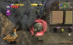 Crabbe (sweter): Tuż po przejściu przez drewniane platformy zniszcz zaklęciem (DM ) czarną kulę - Hogsmeade | Bonusy - Rok 3 | LEGO Harry Potter Lata 1-4 - LEGO Harry Potter Lata 1-4 - poradnik do gry