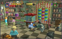 Goyle (sweter): Będąc w sklepie zniszcz zaklęciem (RD ) kłódkę na budce, a następnie wstrząśnij nią (WL ) - Hogsmeade | Bonusy - Rok 3 | LEGO Harry Potter Lata 1-4 - LEGO Harry Potter Lata 1-4 - poradnik do gry