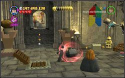 Hufflepuff (żółty): Po otworzeniu drugim dużych drzwi, z prawej kolumny spadnie czarny kamień - użyj na nim zaklęcia (DM ) - Koniec psot | Bonusy - Rok 3 | LEGO Harry Potter Lata 1-4 - LEGO Harry Potter Lata 1-4 - poradnik do gry