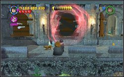 Gryffindor (czerwony): Będąc na korytarzu znajdziesz zabite deskami okno, które możesz zniszczyć zaklęciem (DM ) - Koniec psot | Bonusy - Rok 3 | LEGO Harry Potter Lata 1-4 - LEGO Harry Potter Lata 1-4 - poradnik do gry