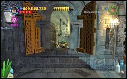Szara Dama: W korytarzu z Flintchem, po lewej stornie znajdziesz okno zamknięte na kłódkę - zniszcz ją zaklęciem (RD ) - Koniec psot | Bonusy - Rok 3 | LEGO Harry Potter Lata 1-4 - LEGO Harry Potter Lata 1-4 - poradnik do gry