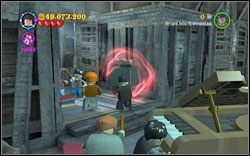 Peter Pettigrew: Będąc we wrzeszczącej chacie, po lewej znajdziesz czarną gablotę, którą możesz zniszczyć zaklęciem (DM ) - Wrzeszcząca chata | Bonusy - Rok 3 | LEGO Harry Potter Lata 1-4 - LEGO Harry Potter Lata 1-4 - poradnik do gry